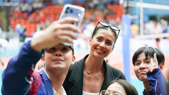 Á hậu Miss Universe đi cổ vũ Thái Lan đấu bóng chuyền nữ Việt Nam