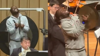 Khán giả thích thú khi được mời lên tham gia dàn nhạc giao hưởng