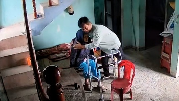 Xúc động cảnh con trai ở xa chào tạm biệt mẹ già khi về quê ăn đám cưới