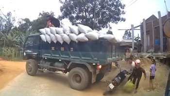 Chàng trai nhanh chân cứu người phụ nữ 'lì đòn' trước xe tải lùi