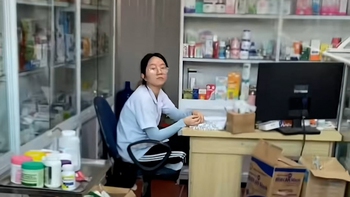 Cười sảng với hành trình của chàng trai tán cô dược sĩ