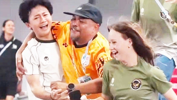 Fan ngạc nhiên khi HLV Malaysia ôm VĐV Indonesia... mừng HCV SEA Games 33