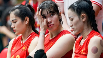 Xót xa hình ảnh Thanh Thúy khóc nức nở sau trận thua Thái Lan