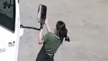 Chàng trai ngơ ngác khi thấy người đẹp đập mặt vào gương chiếu hậu