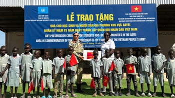 Đội công binh số 4 trao quà cho người dân Abyei, lan tỏa hình ảnh người lính mũ nồi xanh