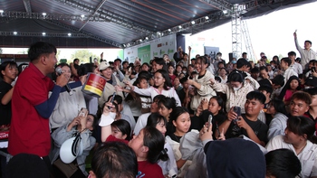 Bà con Tây Ninh cùng nghệ sĩ gửi yêu thương đến các em nhỏ trong 'Mái ấm gia đình Việt'