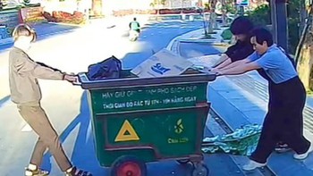 Ba thanh niên loay hoay mãi không kéo được xe rác lên vỉa hè