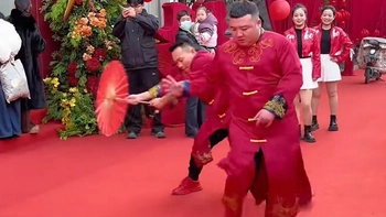 Hai thanh niên nhảy cực cuốn trên nền nhạc sôi động