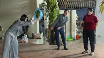 Bố mẹ chồng phì cười khi xem con dâu vẩy rau