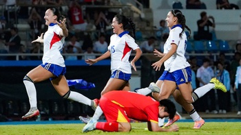 Tuyển nữ Việt Nam thua tức tưởi, CĐV các nước chỉ trích trọng tài và ban tổ chức
