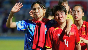 Tuyển nữ Việt Nam chào khán giả trong nước mắt sau trận chung kết SEA Games 33 nghiệt ngã