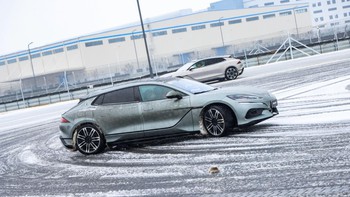 Quăng quật xe BYD trong trường đua khổng lồ: Dốc cát, hồ nước, nghiêng 30 độ trong '1 nốt nhạc'