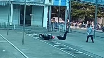 Thanh niên chạy xe máy nhảy như ngựa khi thi bằng lái