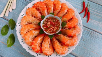 Thói quen ăn tôm tiết lộ kiểu con trai khiến bạn 'say như điếu đổ'