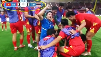 Bảng tỉ số ‘đi lạc’, cổ động viên U22 Việt Nam thoáng thót tim
