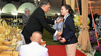 Nhà vua Thái Lan trao HCV đua thuyền buồm cho Hoàng hậu tại SEA Games 33