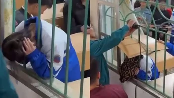 Dở khóc dở cười với nữ sinh nghịch ngợm kẹt đầu vào song sắt