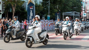 Honda mang dàn xe khủng đến phố đi bộ Lê Lợi: Đủ loại ô tô, xe máy, có cả tủ đổi pin