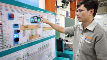 Giáo viên đưa 'bộ ruột' xe điện lên bảng thực hành