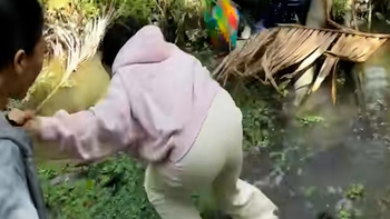 Nhóm bạn cười như được mùa khi thấy cô gái ngã xuống mương