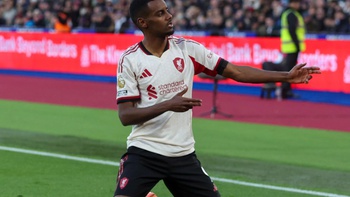 Đồng đội nhắc Alexander Isak phải vui hơn khi ghi bàn thắng