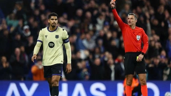 Ronald Araujo xin nghỉ thi đấu vô thời hạn sau cú sốc thẻ đỏ ở Champions League