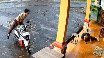 Thấy bạn thân ngã, chàng trai cười như được mùa