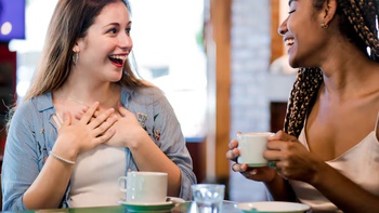 Cách làm chủ cuộc đối thoại để ai cũng thích trò chuyện với mình