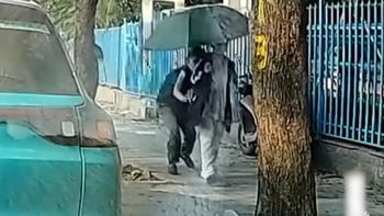 'Đạo chích' vội trả lại điện thoại vì móc túi nữ sinh bị bắt quả tang