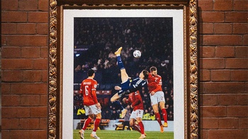 Siêu phẩm ‘xe đạp chổng ngược’ của McTominay được trưng bày ở bảo tàng