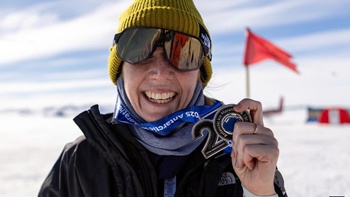 Nữ runner đầu tiên vô địch giải Marathon Nam Cực