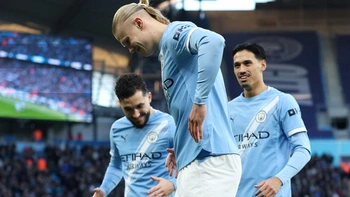 Haaland nhảy điệu robot, Peter Crouch lập tức ‘cầu xin’ một điều