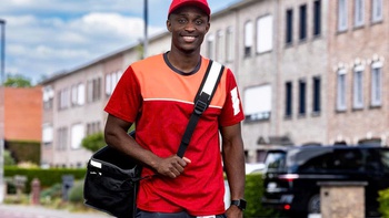 Cựu cầu thủ Man Utd vừa đưa thư, vừa thi đấu tại Bỉ