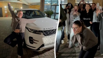 Sếp 'nhà người ta' thưởng quà Noel cho nhân viên là ô tô điện