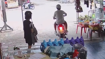 Cô gái ngẩn ngơ khi bị bạn trai chạy xe máy bỏ quên ở quán tạp hóa