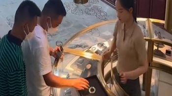 Nữ nhân viên bán trang sức cao tay khi gặp khách hàng gian dối