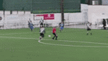 Trọng tài Tây Ban Nha ‘gây bão’ vì cản trở pha bóng rồi rút thẻ đỏ cầu thủ