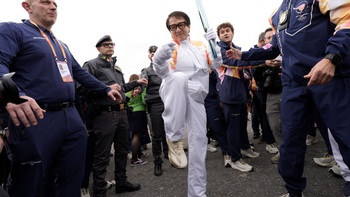 Diễn viên Thành Long thắp sáng di tích Pompeii trong lễ rước đuốc Olympic