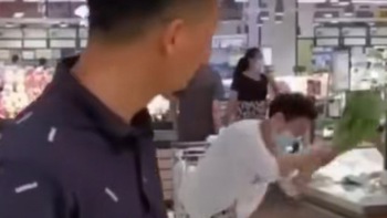 Thanh niên vẫy rau nhiệt tình trong siêu thị và kết quả bất ngờ