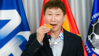 Báo Tuổi Trẻ, PNJ tặng HLV Kim Sang Sik huy chương làm từ 33 chỉ vàng