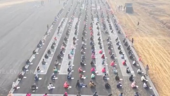 8.000 thí sinh ngồi kín đường băng để thi tuyển dân phòng