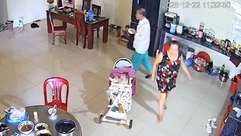 Bé gái nằm ngủ giữa nhà, mọi người đi qua đi lại tìm hoài không thấy