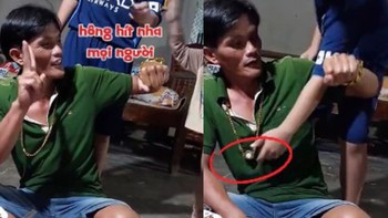 Bé trai làm ông chú quê một cục khi vàng dính nam châm