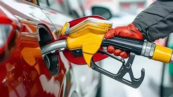 Bị liệt vào 'danh sách đen', một cặp đôi không được đổ xăng suốt 19 tháng