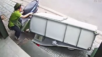 Vừa bày hàng ra bán được 2 phút thì chủ quán được nghỉ