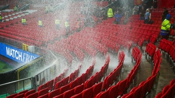 Man Utd gấp rút sửa Old Trafford để thoát tiếng ‘thác nước’
