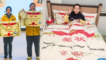 Trường học Trung Quốc tặng chăn in 'giấy khen' cho học sinh giỏi