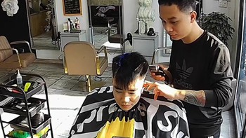 Anh thợ cắt tóc phối hợp nhịp nhàng khi thấy có người mượn tiền của khách