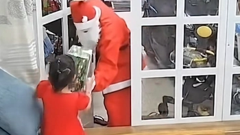 Tan chảy khoảnh khắc bé gái bất ngờ gặp 'ông già Noel ngoài đời thật'