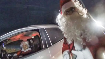 Ông già Noel và vợ bị 'tuýt còi' vì lái xe nhanh quá